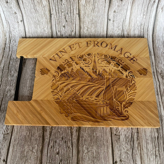 Planche à découper en bambou gravée “Vin et Fromage” vue de dessus