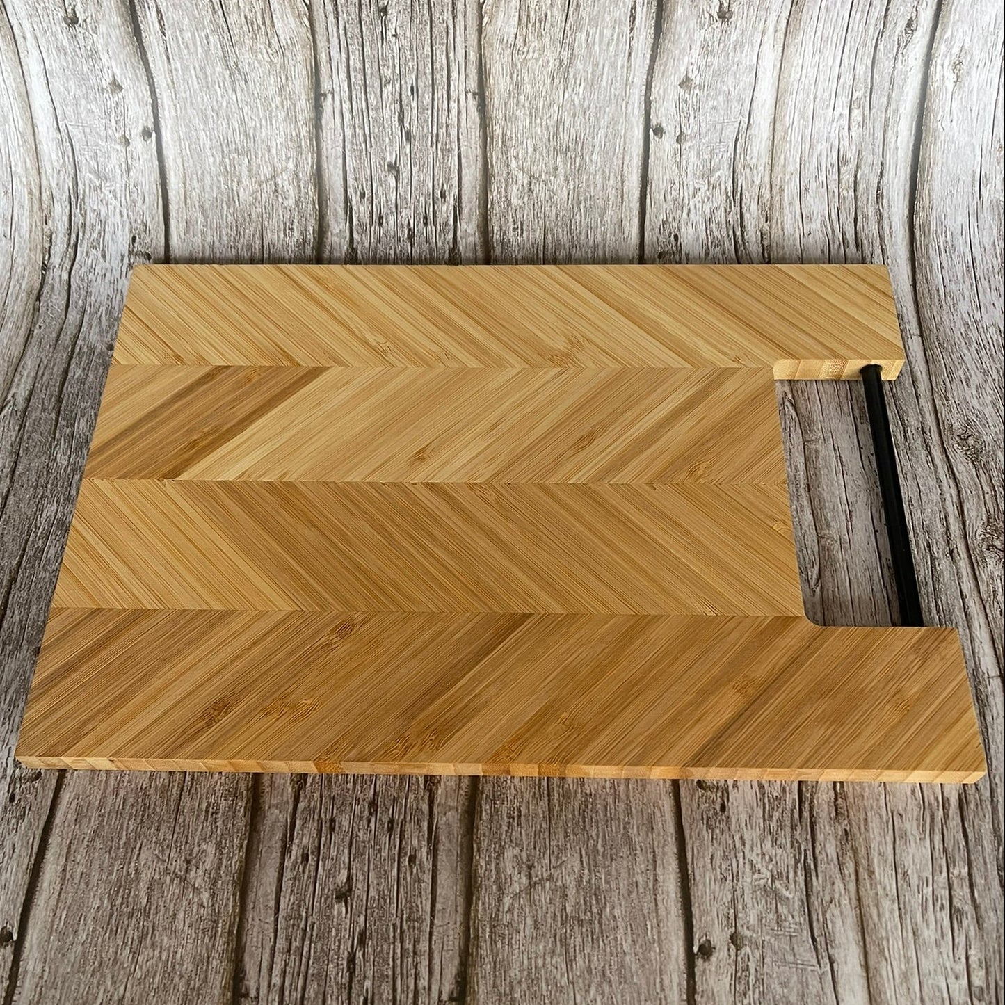 Dos lisse d’une planche à découper en bambou avec poignée intégrée