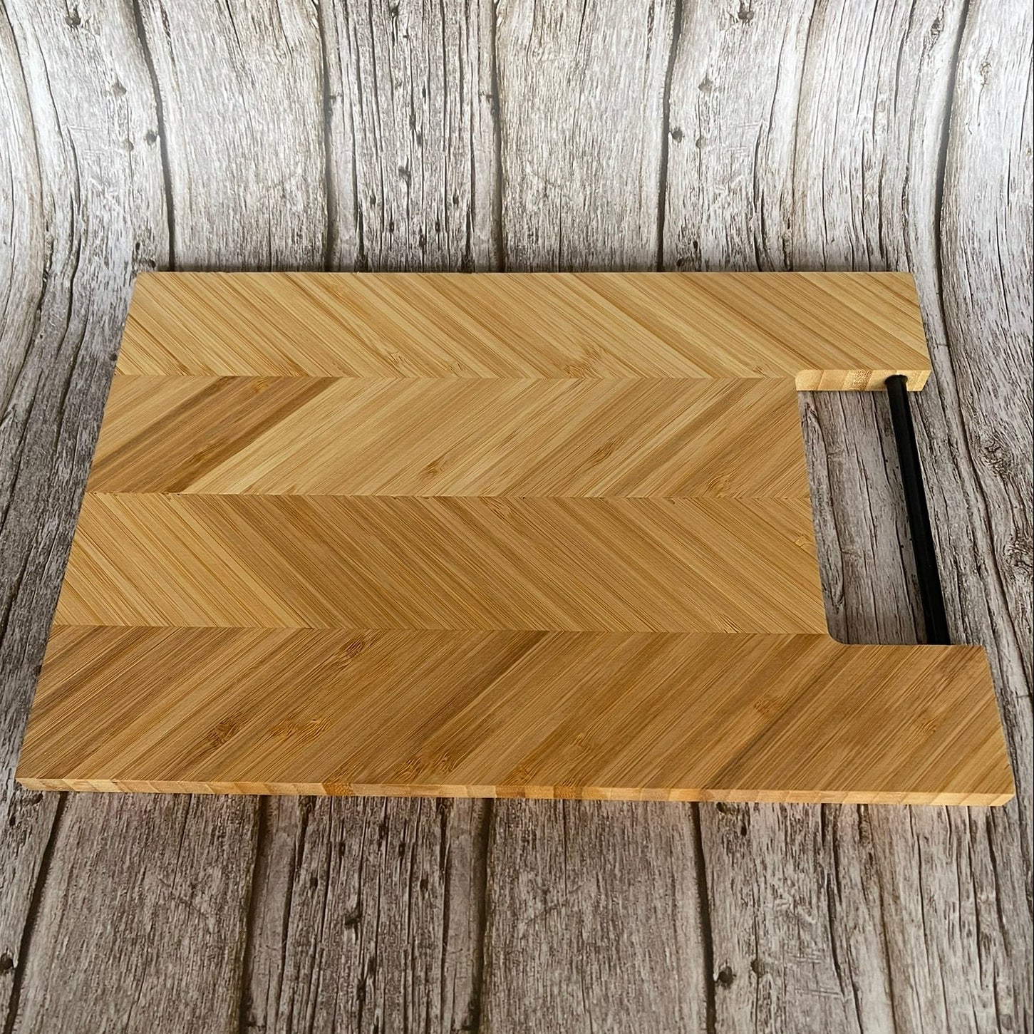 Dos lisse d’une planche à découper en bambou avec poignée intégrée