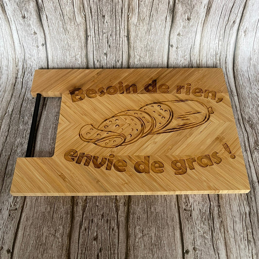 Planche à découper humour en bambou gravée “Besoin de rien, envie de gras !” vue de dessus