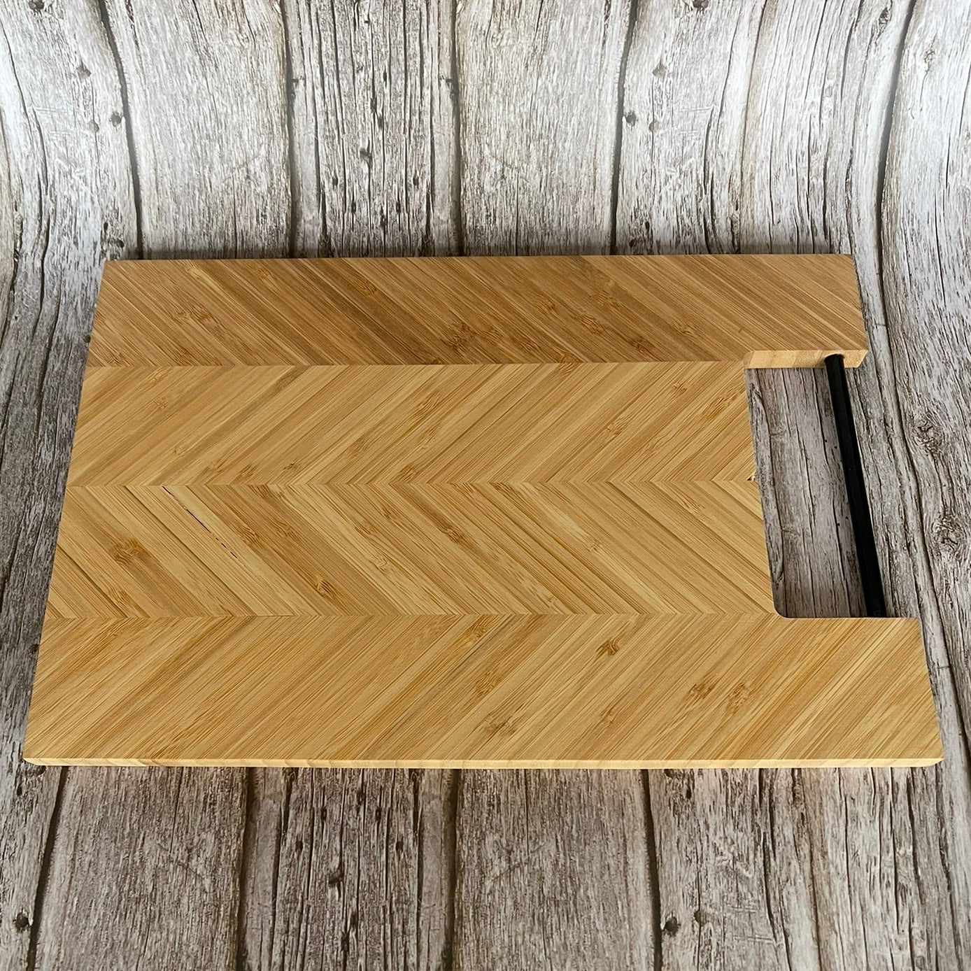 Dos lisse d’une planche à découper humour en bambou avec poignée intégrée