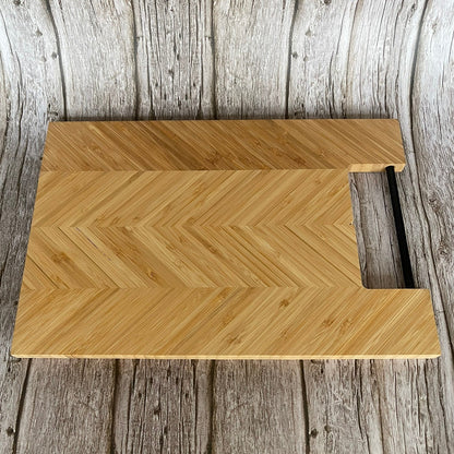 Dos lisse d’une planche à découper humour en bambou avec poignée intégrée