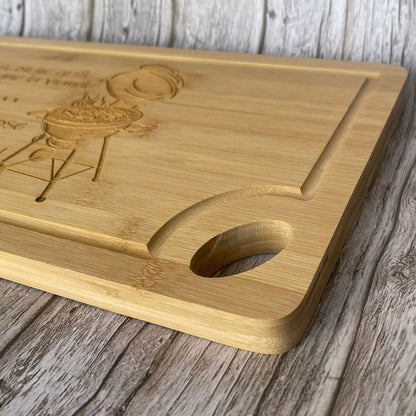 Planche Bambou Gravée "Ici on ne grille pas que la viande... on arrose aussi l'intérieur !" – Cadeau Barbecue Humour