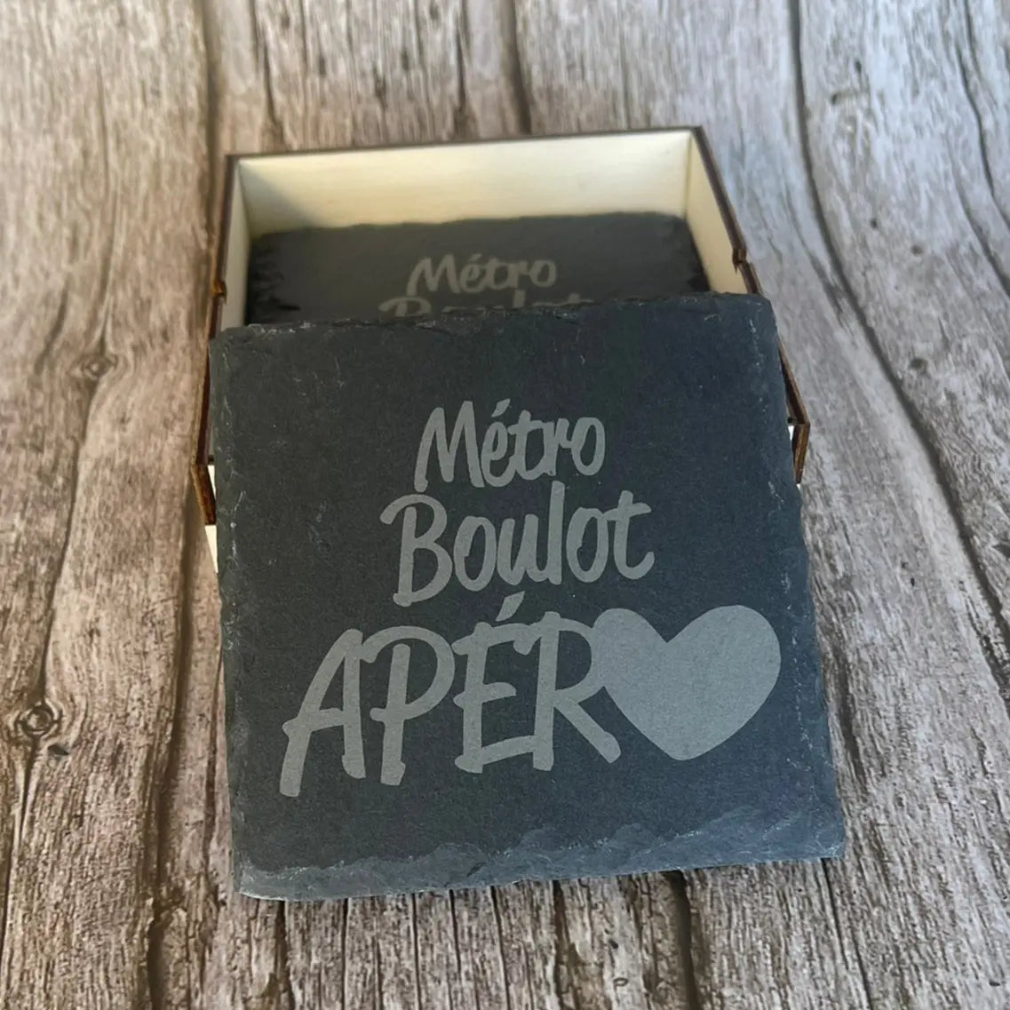 Présentation du dessous de verre Métro Boulot Apéro avec sa boîte