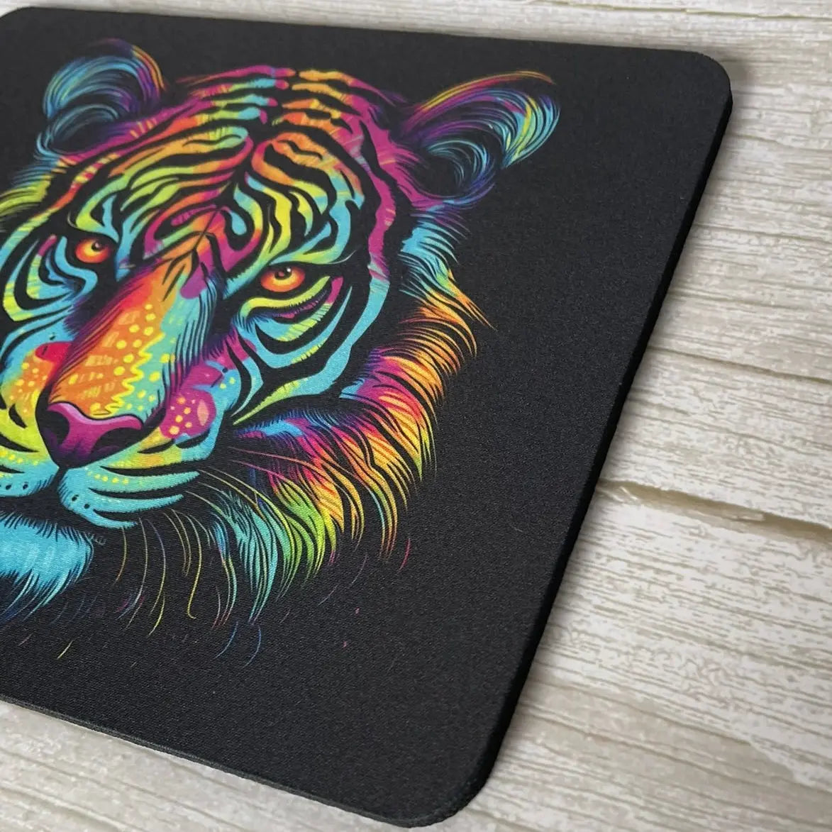 Vue de profil montrant épaisseur confortable et surface textile tapis de souris