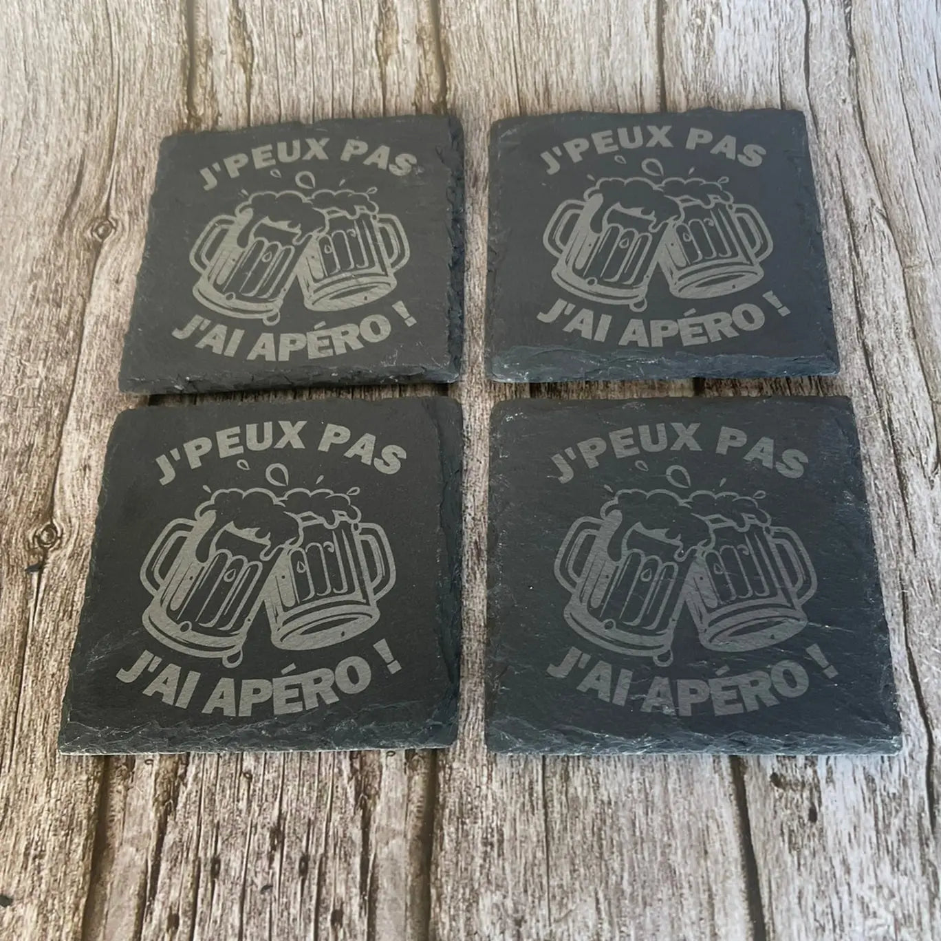Lot de 4 Sous-Verres en Ardoise Gravée – « J’peux pas, j’ai apéro ! » avec Boîte en Bois ROUSSILLON CRÉATIONS