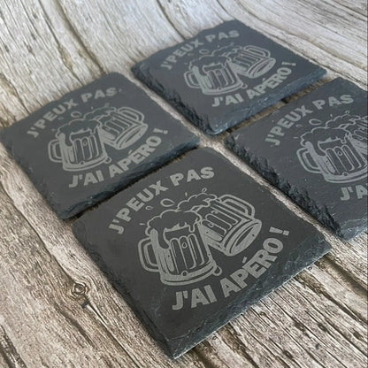 Lot de 4 Sous-Verres en Ardoise Gravée – « J’peux pas, j’ai apéro ! » avec Boîte en Bois ROUSSILLON CRÉATIONS