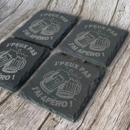 Lot de 4 Sous-Verres en Ardoise Gravée – « J’peux pas, j’ai apéro ! » avec Boîte en Bois ROUSSILLON CRÉATIONS