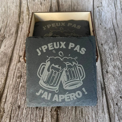 Lot de 4 Sous-Verres en Ardoise Gravée – « J’peux pas, j’ai apéro ! » avec Boîte en Bois ROUSSILLON CRÉATIONS