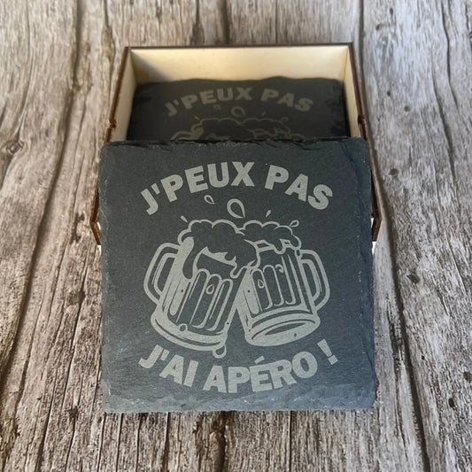 Lot de 4 Sous-Verres en Ardoise Gravée – « J’peux pas, j’ai apéro ! » avec Boîte en Bois ROUSSILLON CRÉATIONS
