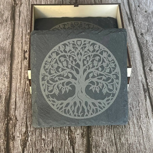 Lot de 4 Sous-Verres en Ardoise Gravée – Motif Arbre de Vie avec Boîte en Bois ROUSSILLON CRÉATIONS