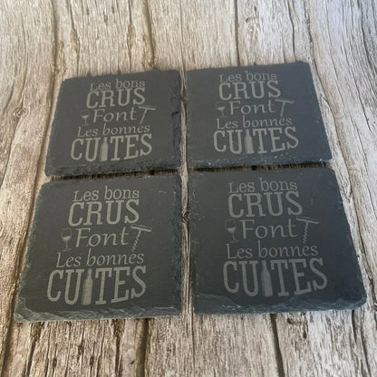 Lot de 4 Sous-Verres en Ardoise Gravée – « Les bons crus font les bonnes cuites » avec Boîte en Bois ROUSSILLON CRÉATIONS