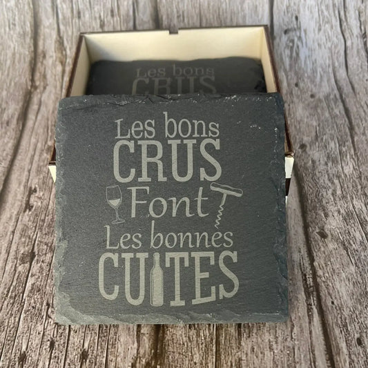 Lot de 4 Sous-Verres en Ardoise Gravée – « Les bons crus font les bonnes cuites » avec Boîte en Bois ROUSSILLON CRÉATIONS
