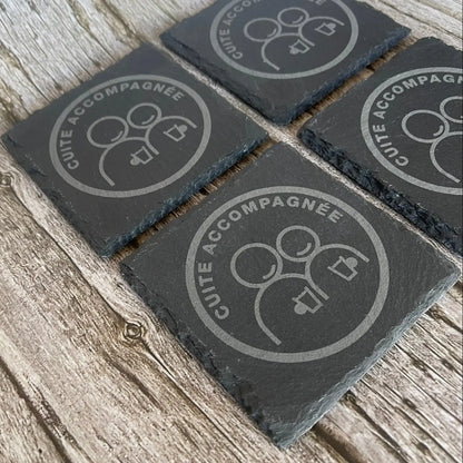 Lot de 4 Sous-Verres en Ardoise Gravée – « Cuite accompagnée » avec Boîte en Bois ROUSSILLON CRÉATIONS
