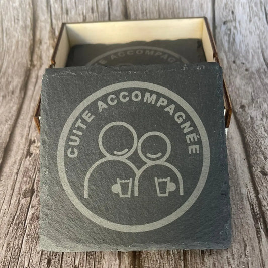 Lot de 4 Sous-Verres en Ardoise Gravée – « Cuite accompagnée » avec Boîte en Bois ROUSSILLON CRÉATIONS