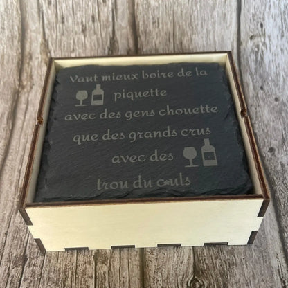Lot de 4 Sous-Verres en Ardoise Gravée – Citation Humour Vin avec Boîte en Bois ROUSSILLON CRÉATIONS