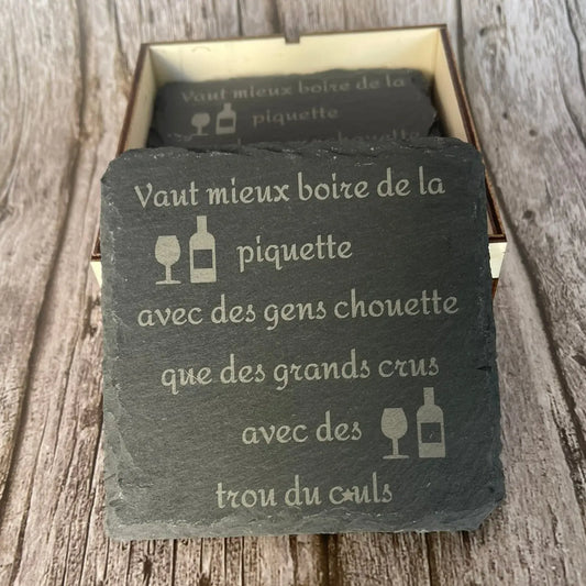 Lot de 4 Sous-Verres en Ardoise Gravée – Citation Humour Vin avec Boîte en Bois ROUSSILLON CRÉATIONS