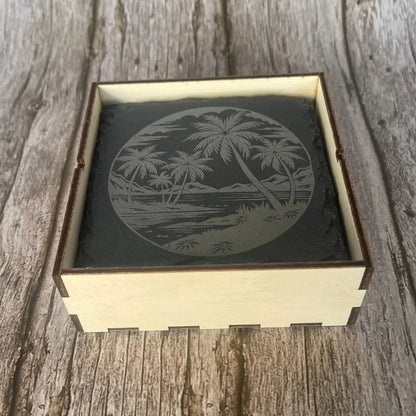 Lot de 4 Sous-Verres en Ardoise Gravée – Motif Paysage Tropical avec Boîte en Bois ROUSSILLON CRÉATIONS