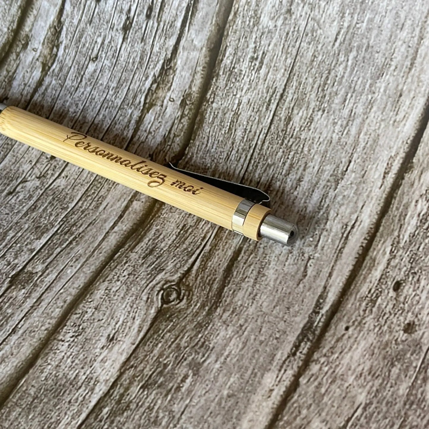 Détail du stylo personnalisé en bois – gravure laser et finitions métal