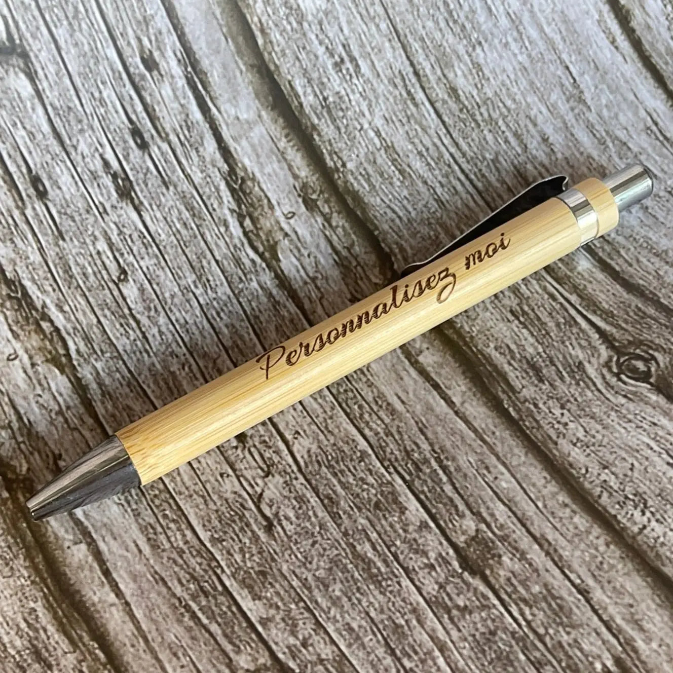 Stylo en bois personnalisé – gravure laser sur le manche, vue en biais