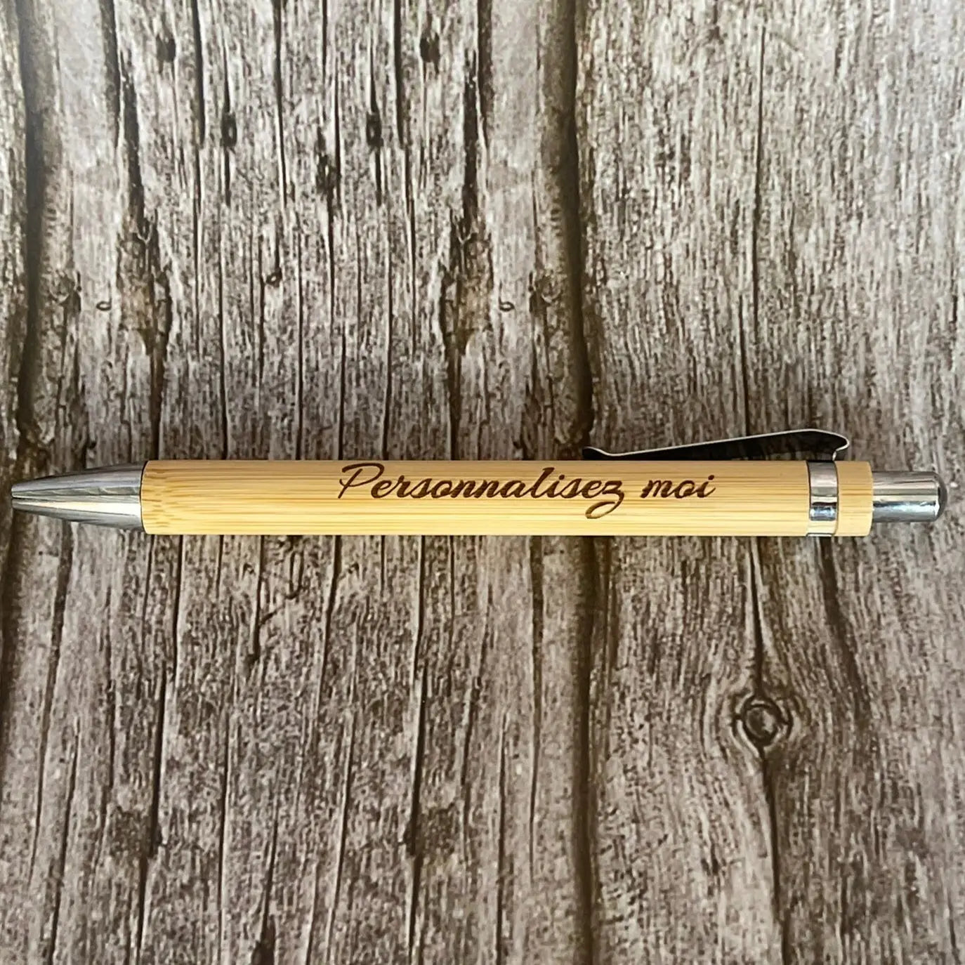 Stylo personnalisé en bois gravé au laser – vue de face avec exemple de texte