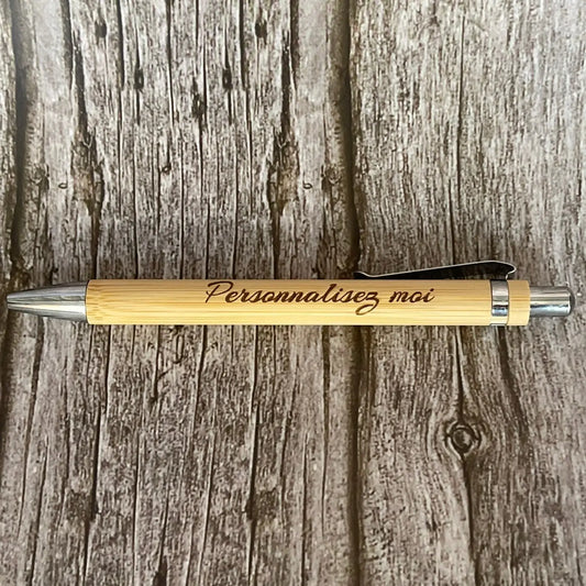 Stylo personnalisé en bois gravé au laser – vue de face avec exemple de texte