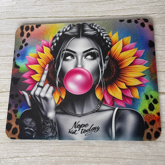 Tapis de souris original motif femme bubblegum et tournesols texte Nope Not Today