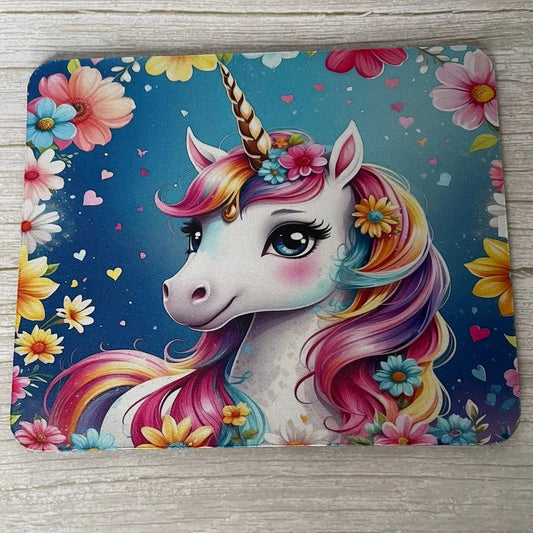 Tapis de souris rectangulaire motif licorne blanche et fleurs colorées fond bleu