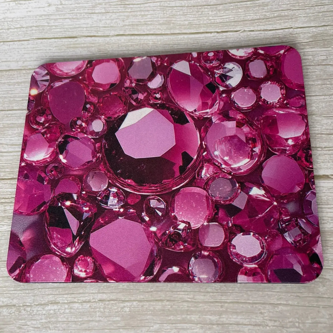 Vue de dessus tapis de souris rectangulaire motif pierres précieuses et diamants roses