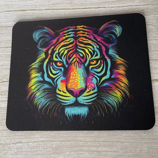 Tapis de souris rectangulaire motif tête de tigre néon couleurs vives sur fond noir