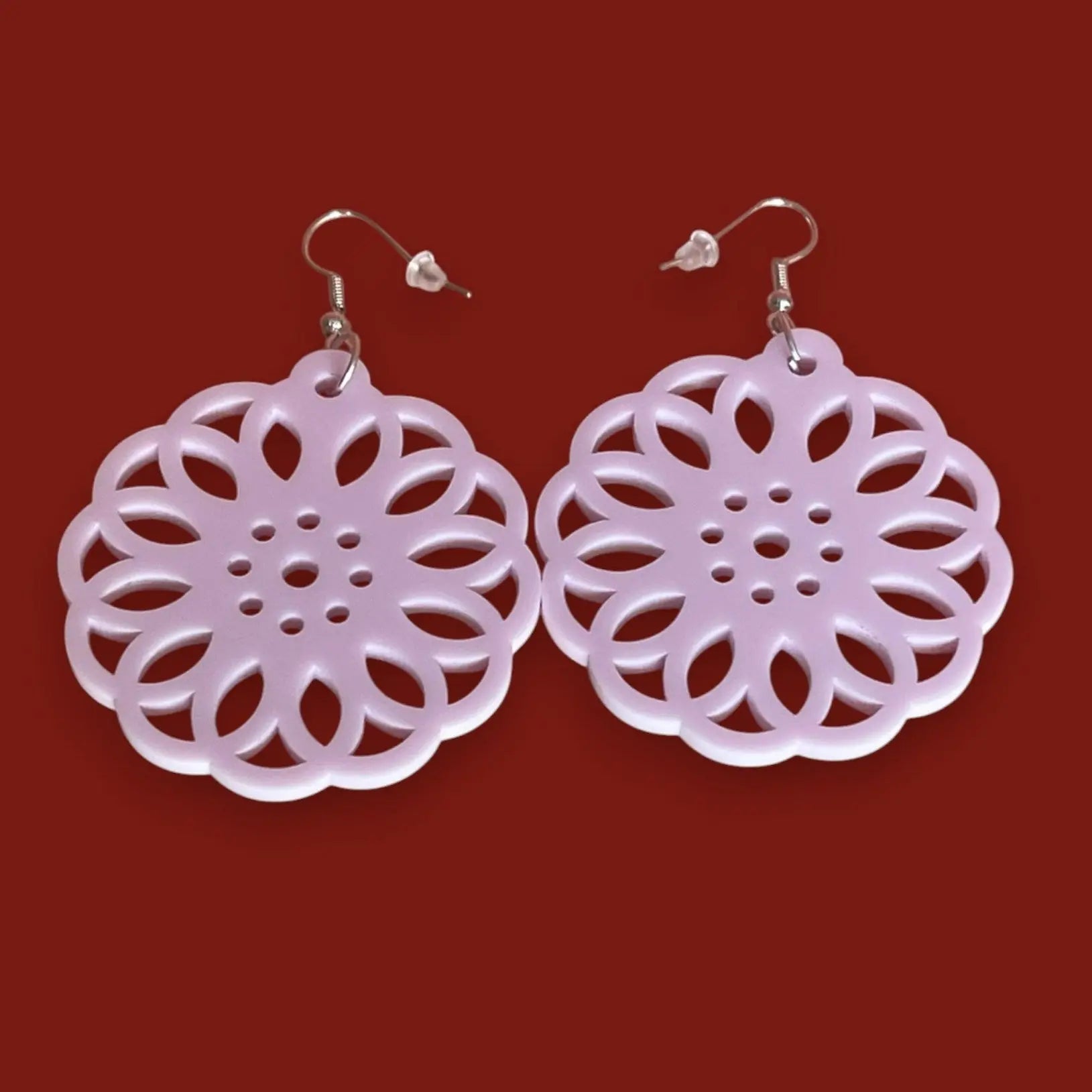 Boucles d’oreilles Fleur Élégante — Délicatesse florale en acrylique rose pâle pastel ROUSSILLON CRÉATIONS