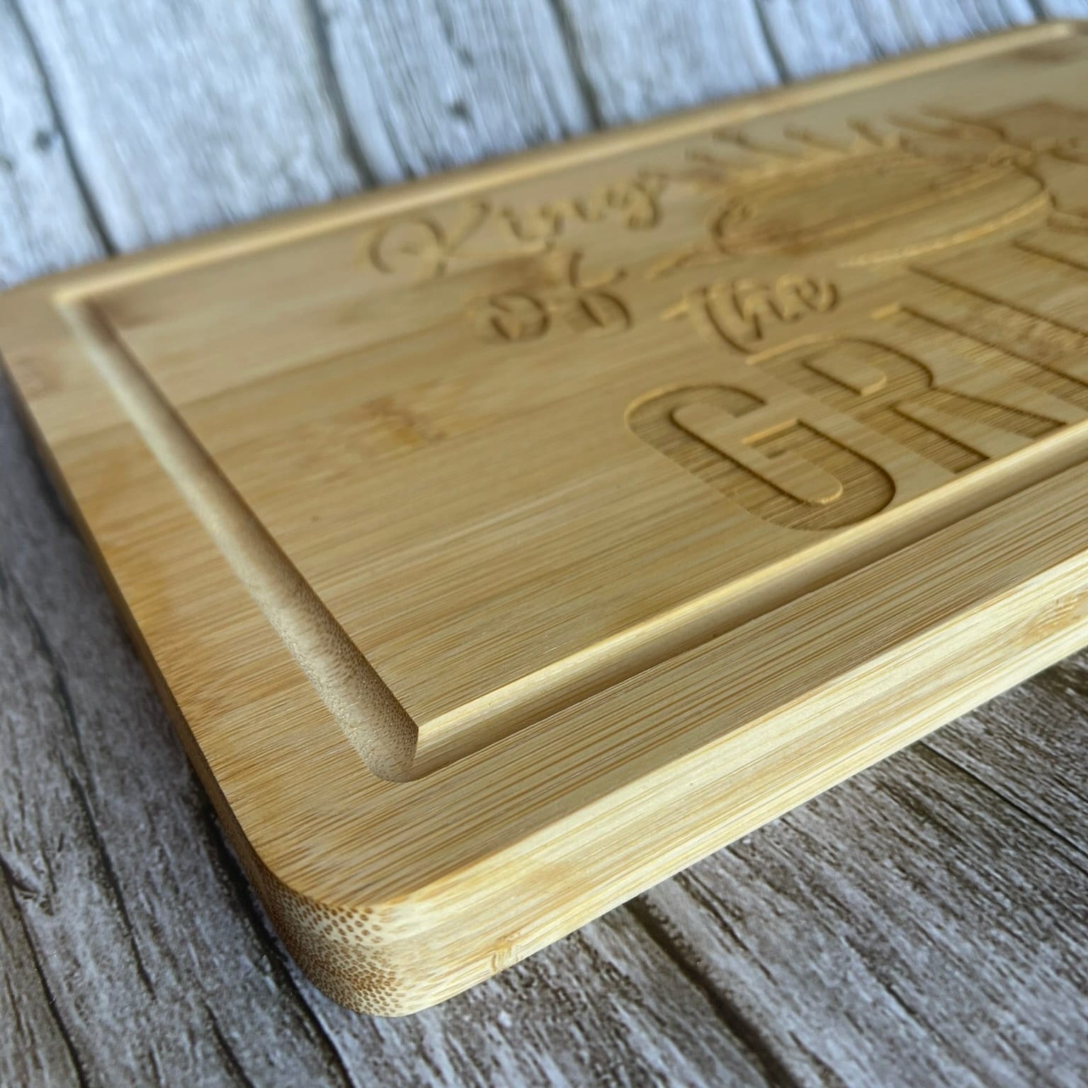 Planche à découper bambou gravée "King of the Grill" – Cadeau barbecue homme fabriqué en France Planche à découper / planche apéro Roussillon-Creations-Tautavel-66