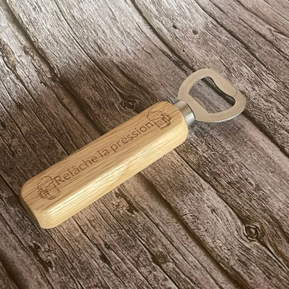 Gros plan sur la qualité de la gravure laser du texte et des chopes de bière sur le manche.