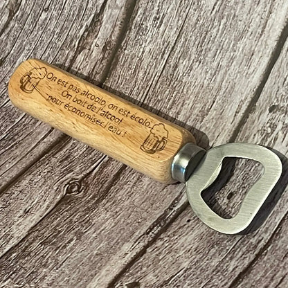 Gros plan sur la qualité de la gravure laser du texte et des chopes de bière sur le manche.