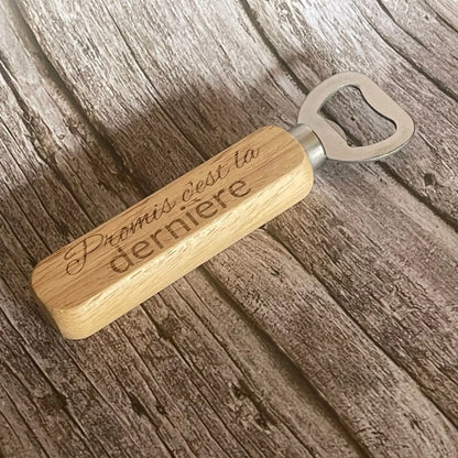 Gros plan sur la qualité de la gravure profonde de la citation humoristique sur le manche.