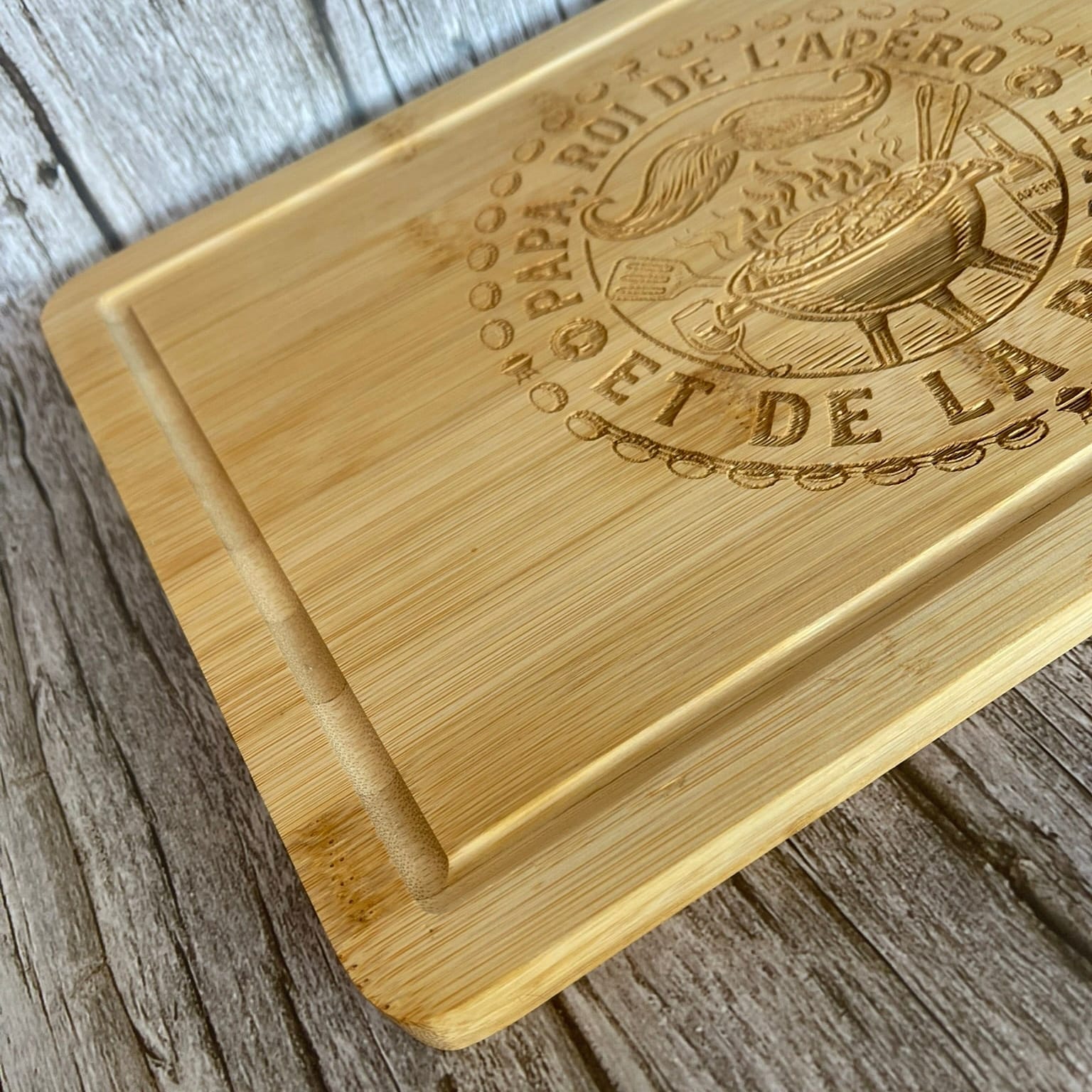 Planche à découper bambou gravée "Papa Roi de l'Apéro et de la Braise" – Cadeau fête des pères Planche à découper / planche apéro Roussillon-Creations-Tautavel-66