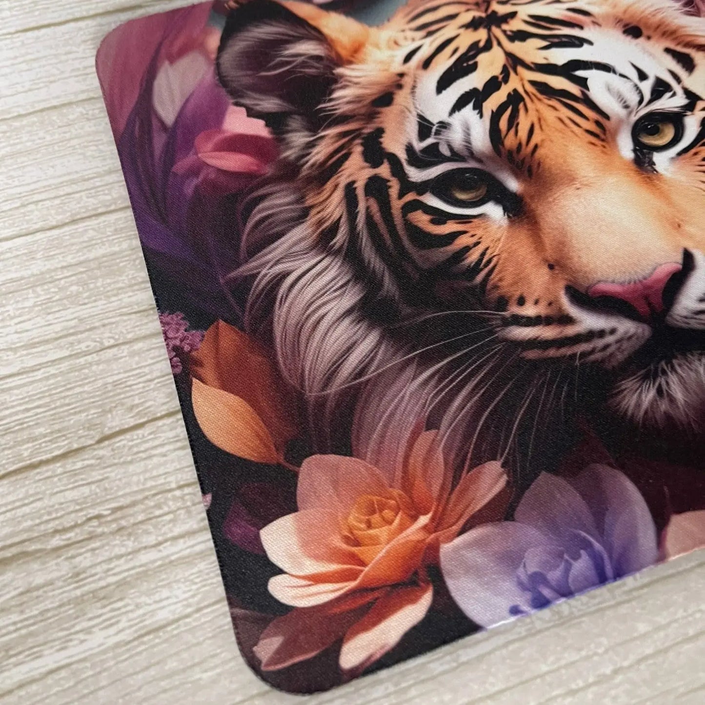 Gros plan qualité impression sublimation détails tigre et fleurs violettes