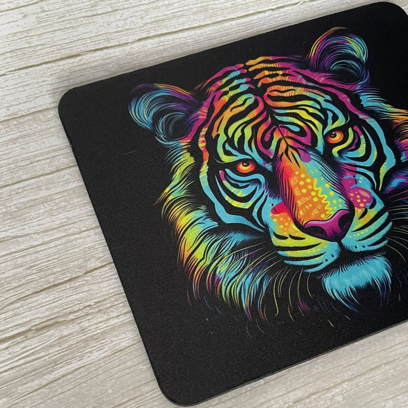 Gros plan qualité impression sublimation détails tigre néon tapis de souris